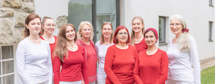 Gyn-Ladenbergstraße Teamfoto vor der Praxis.